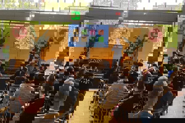 Publiek luisterend naar een presentatie van KUBO in de Rai in Amsterdam