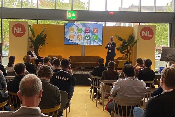Publiek luisterend naar een presentatie van KUBO in de Rai in Amsterdam