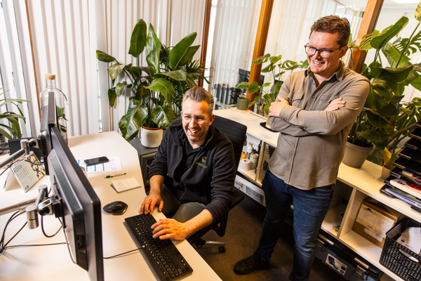 Medewerkers gebruiken SDF Hortiflow software voor kasmanagement en procesoverzicht
