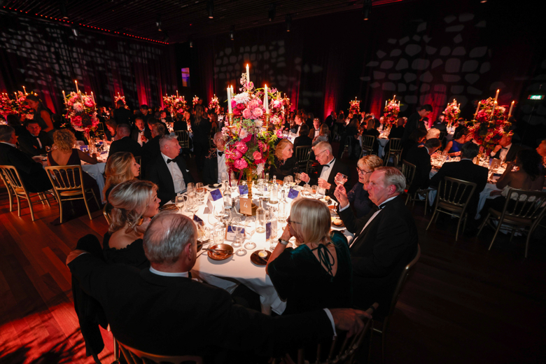 gala diner met veel mensen aan ronde tafels